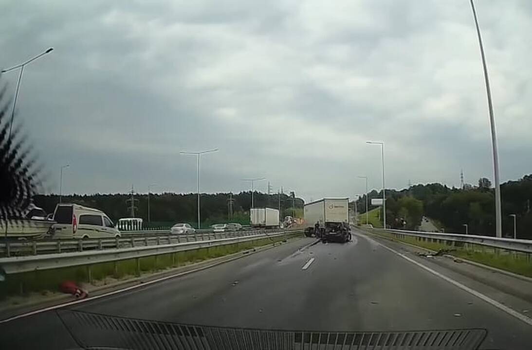Ant A. Miškinio tilto – vilkiko ir dviejų lengvųjų automobilių avarija
