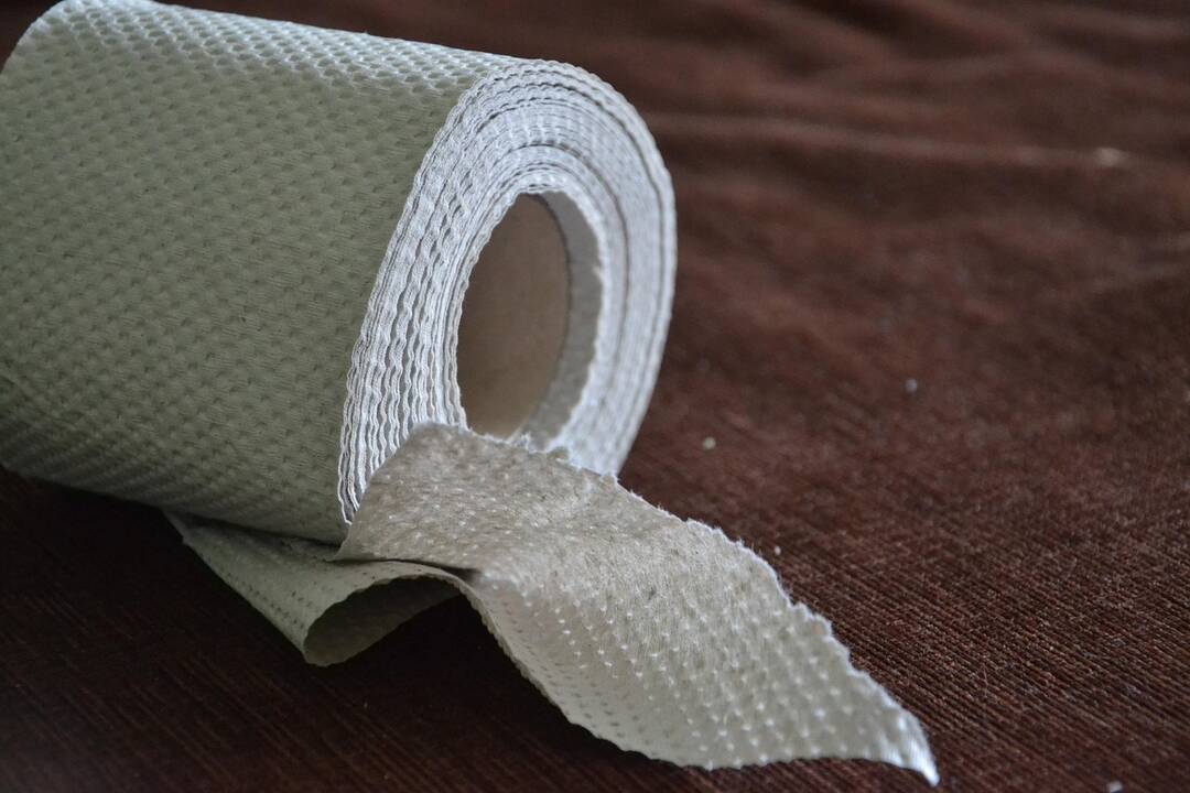 Vyras balkone degino tualetinį popierių