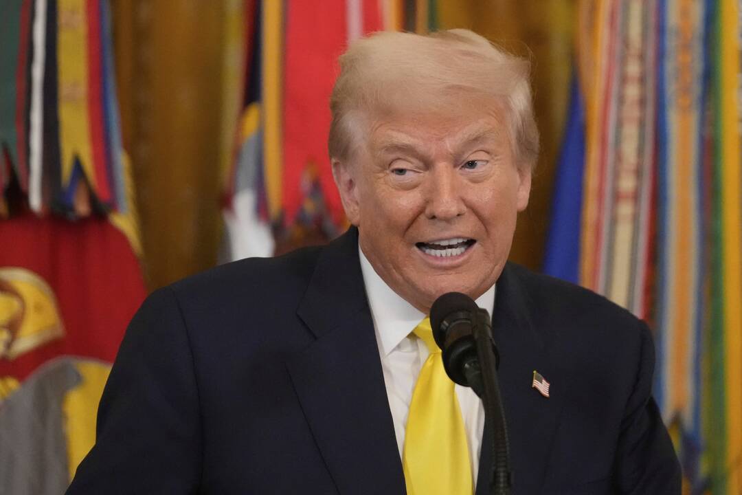 Auksas, karaliaus laiškai ir Nobelio nominacijos: kaip pelnyti Trumpo malonę?