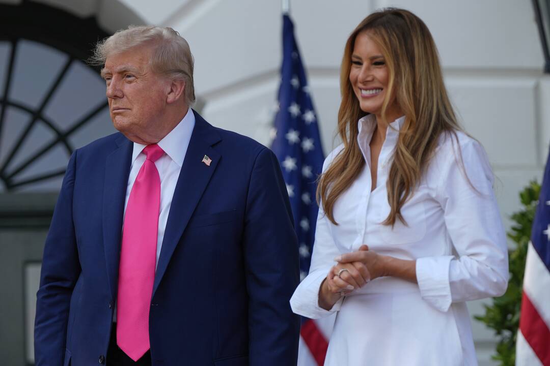 Trumpas Putinui įteikė ypatingą dovaną – laišką nuo savo žmonos Melanios: kas ten parašyta?