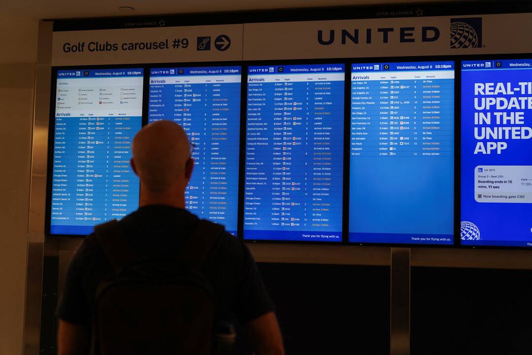 „United Airlines“ dėl techninės problemos sustabdė skrydžius JAV