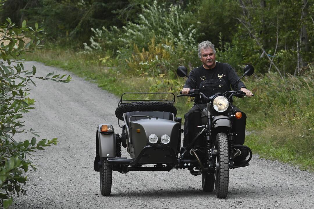 Aliaskos gyventojui Rusijos delegacija padovanojo motociklą
