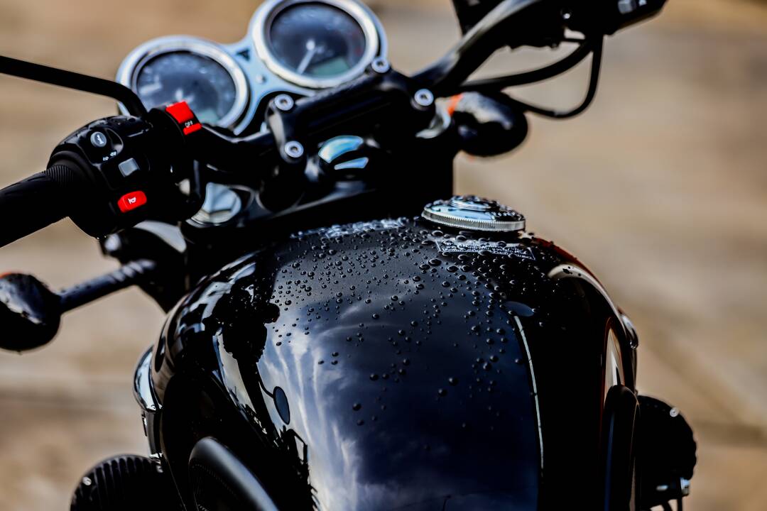 Vilniuje padegtas motociklas, apgadintas automobilis