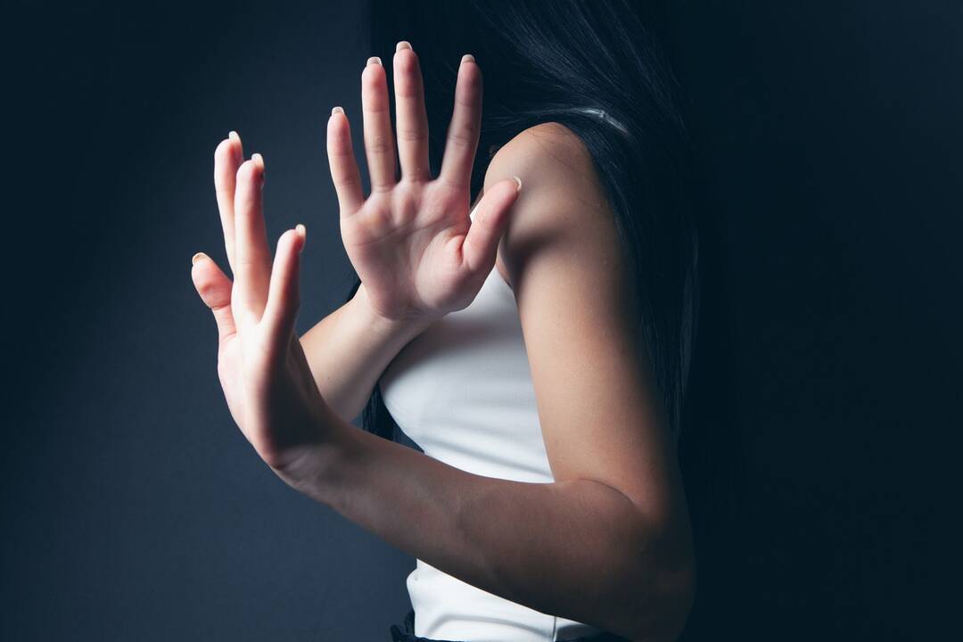 Kaune neblaivus vyras smurtavo prieš dar girtesnę moterį