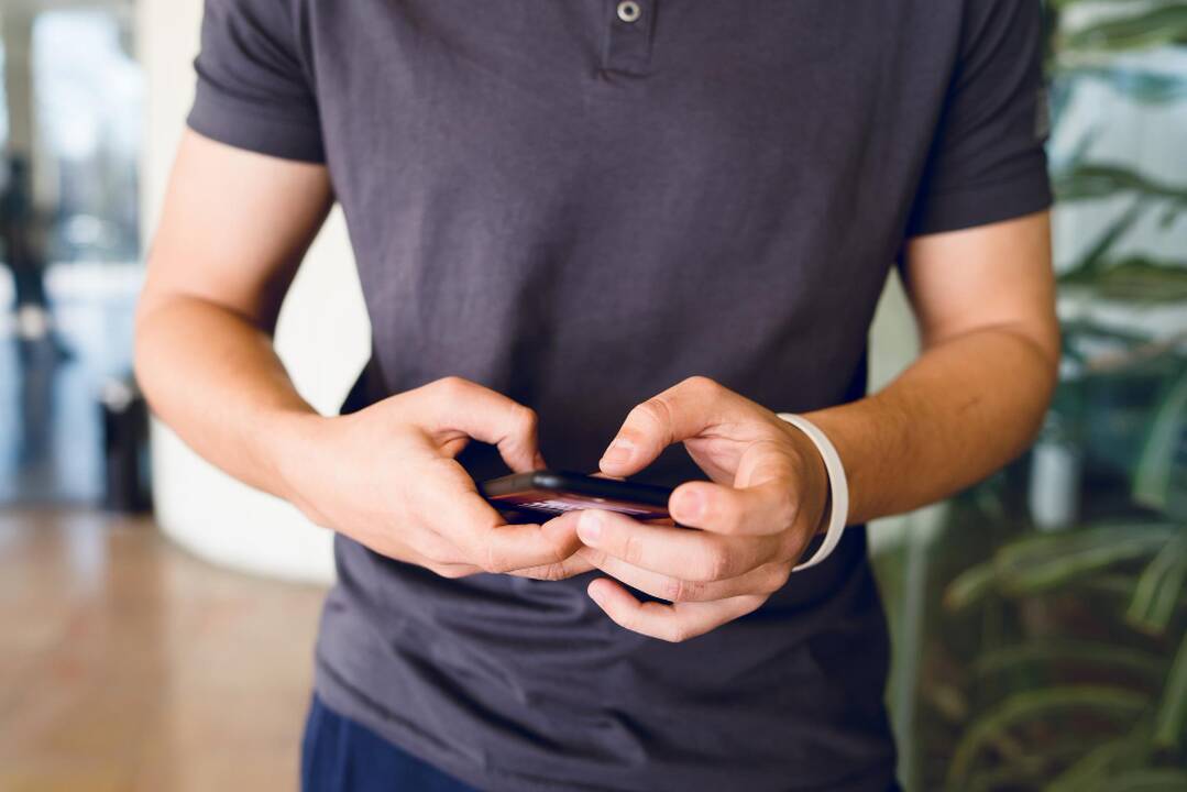 Mergina apsimetinėjęs emigrantas internete viliojo vyrus ir tuštino jų bankų sąskaitas