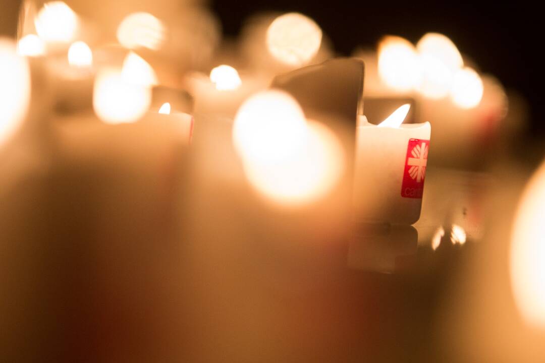Reklaminio pagalbos linijos veido nužudymas – kietas riešutėlis: suimtas tik vienas įtariamasis
