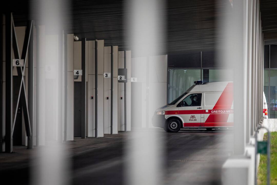 Vilniuje pro penktojo aukšto langą iškrito moteris