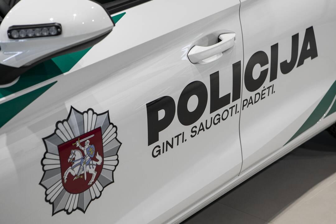 Šilutėje girtas vyras spyrė pareigūnui