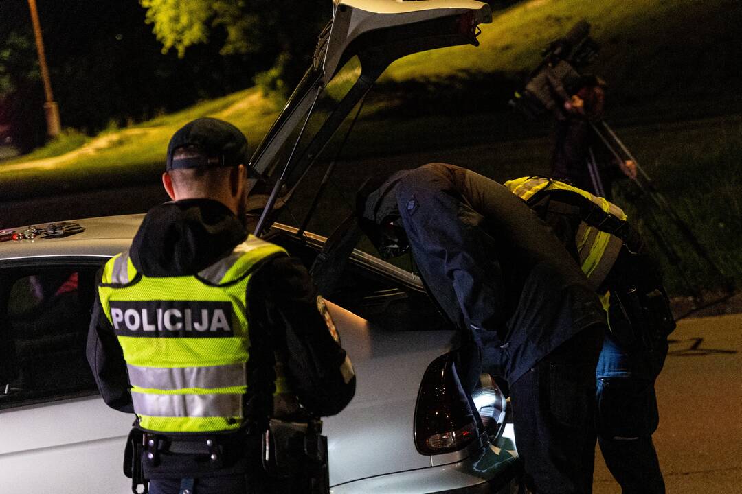 Po automobilio patikrinimo – nemalonumai: pareigūnai rado apie kilogramą narkotikų
