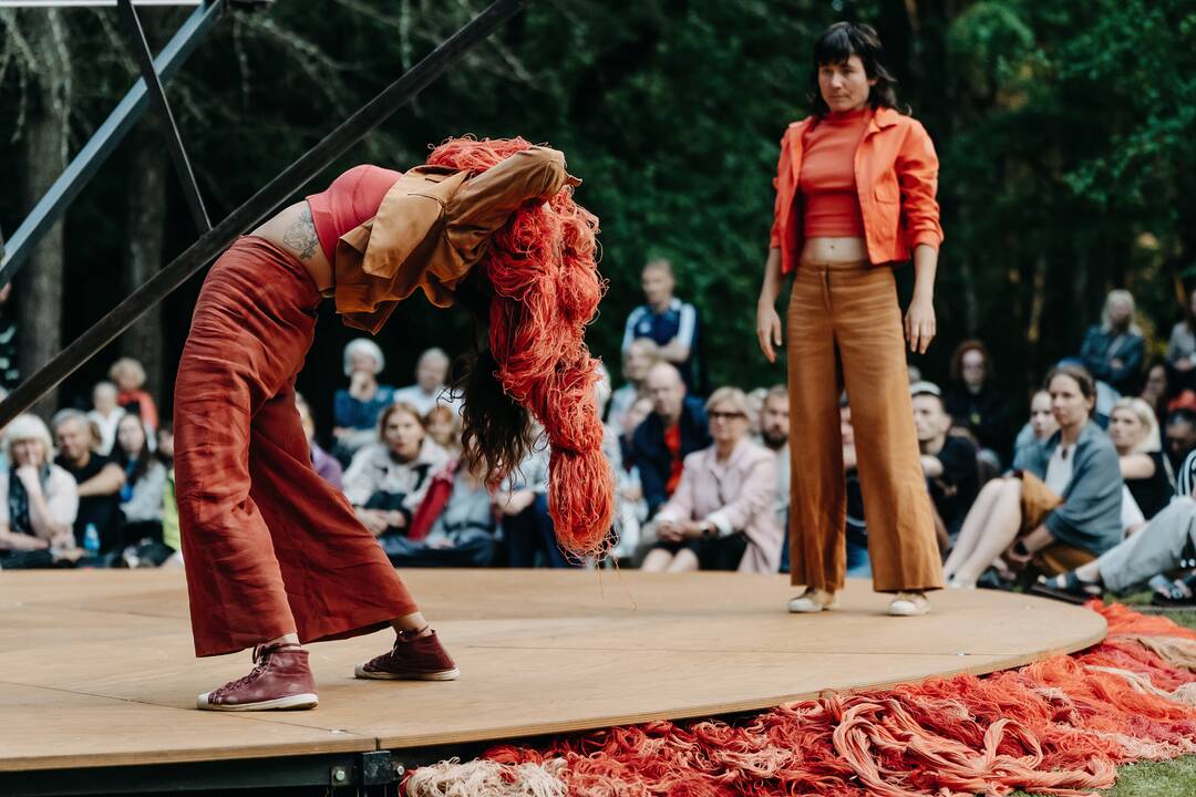 Ryšys: pasirodymo „Women Weave the Land“ kūrėjos kalbėjo apie moters jaučiamas emocijas, prigimties pajautą, santykį su aplinka.