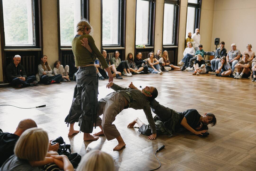Kontrastas: subtilus performansas „Saitai“ buvo pristatytas formalioje Ąžuolyno bibliotekos aplinkoje.