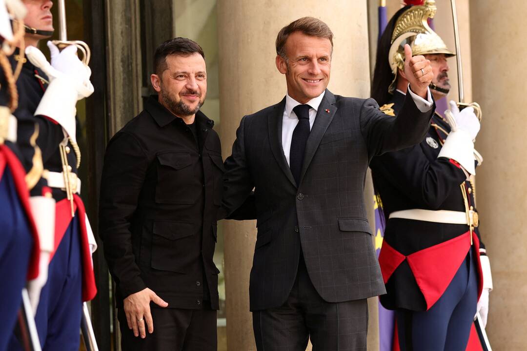 Macronas: Europa pasirengusi Ukrainai pasiūlyti saugumo garantijas