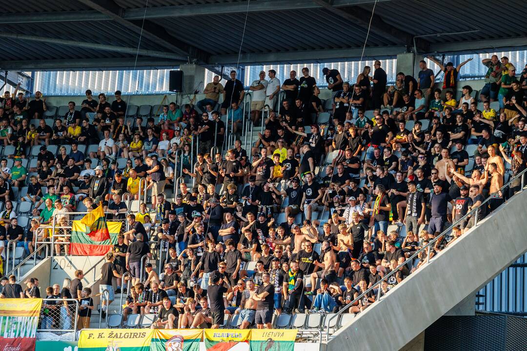 Įspūdingas mačas vos nesibaigė tragedija: Dariaus ir Girėno stadione iš tribūnos iškrito vyras