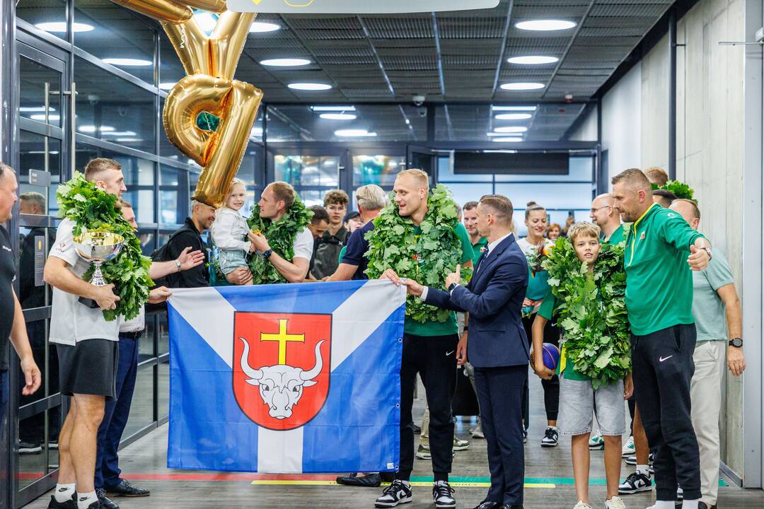 Į Lietuvą grįžo Europos čempione tapusi Lietuvos 3x3 vyrų krepšinio rinktinė.