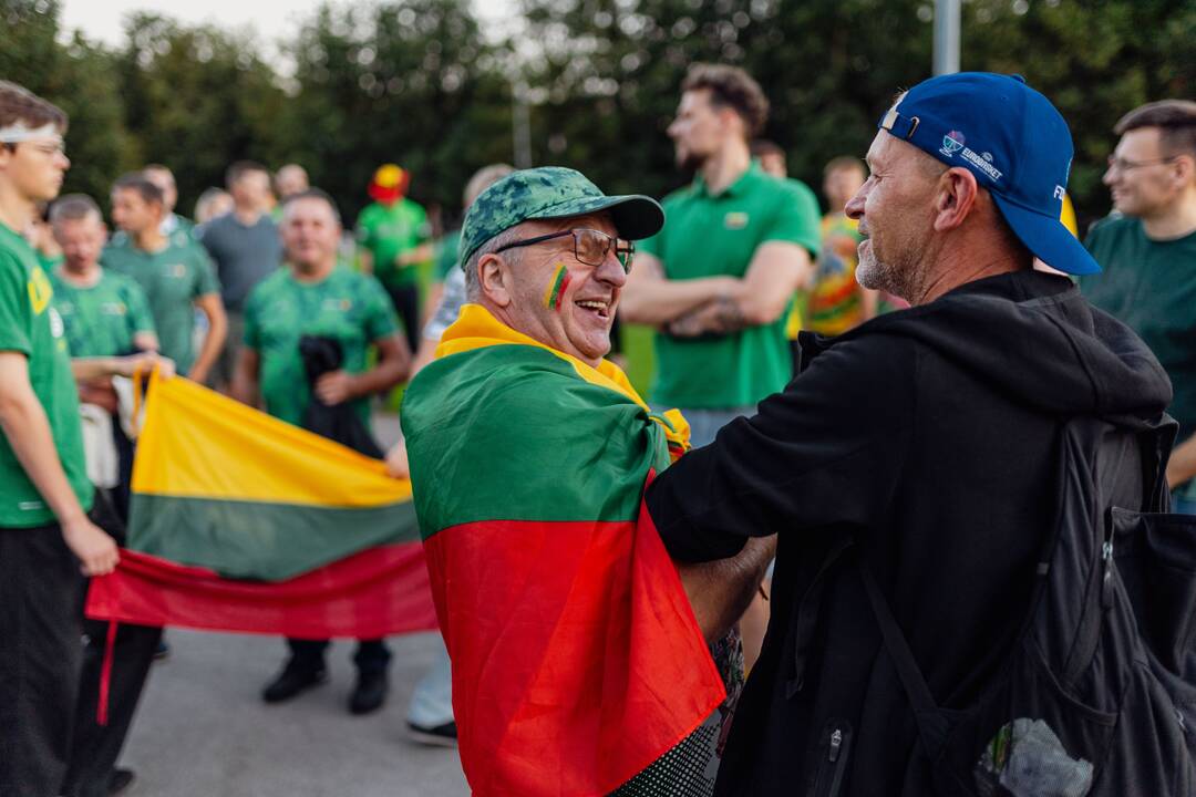 Lietuvos fanų eisena Rygoje prieš Lietuvos–Graikijos rungtynes