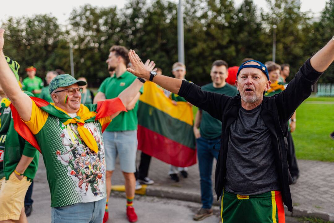 Lietuvos fanų eisena Rygoje prieš Lietuvos–Graikijos rungtynes