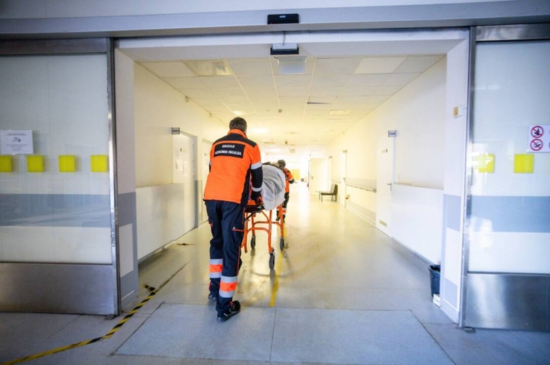 Teismas neatsargiam slaugytojui už sulaužytą paciento šonkaulį skyrė 5 tūkst. eurų baudą