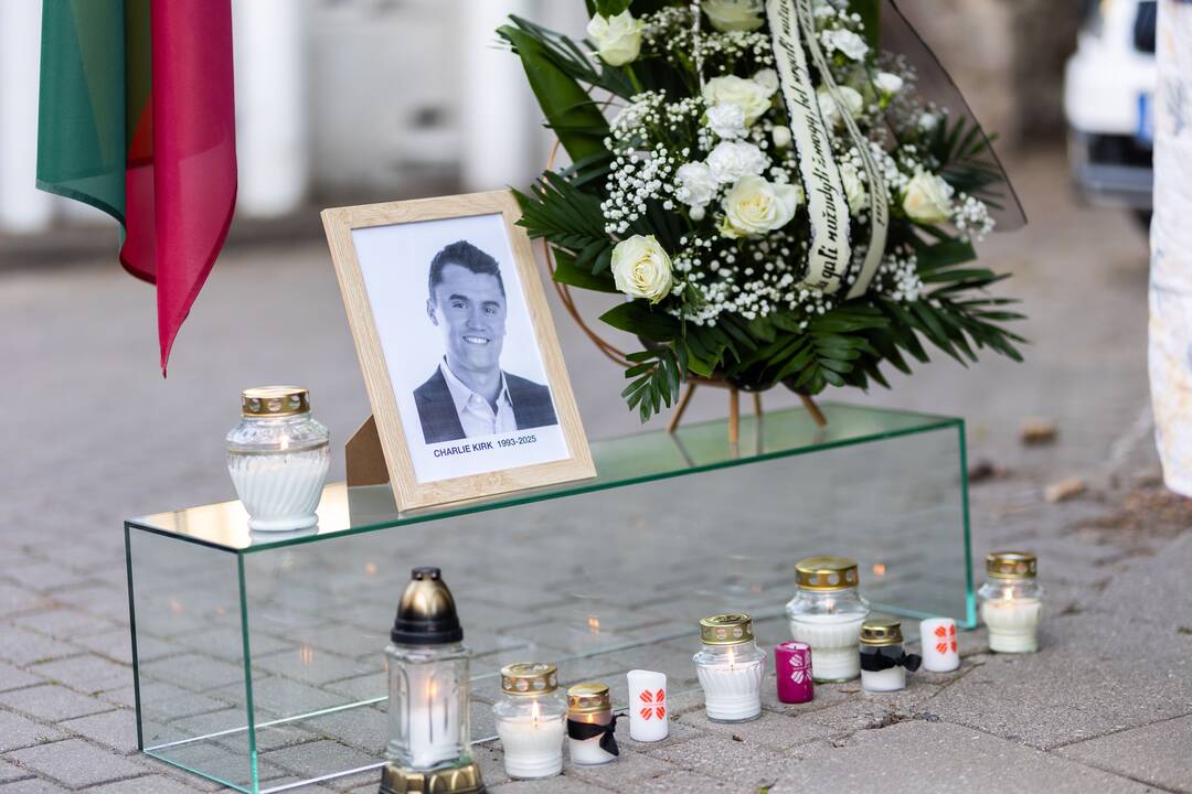 Pusšimtis žmonių Vilniuje pagerbė Charlie Kirką