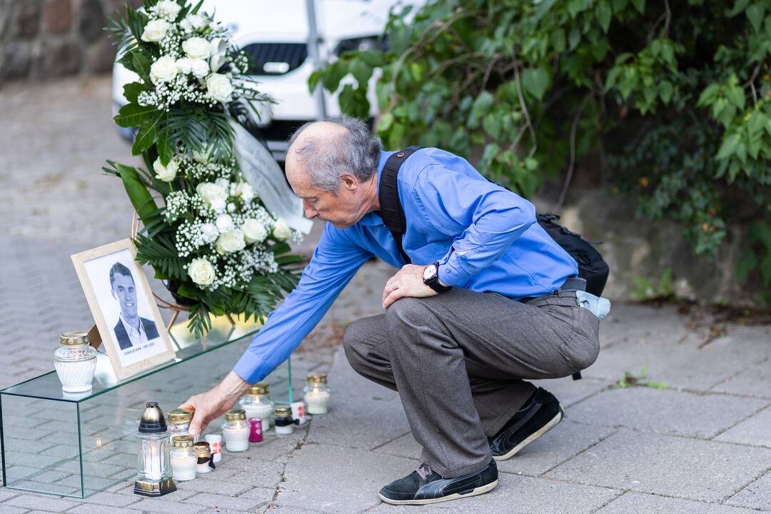Pusšimtis žmonių Vilniuje pagerbė Charlie Kirką