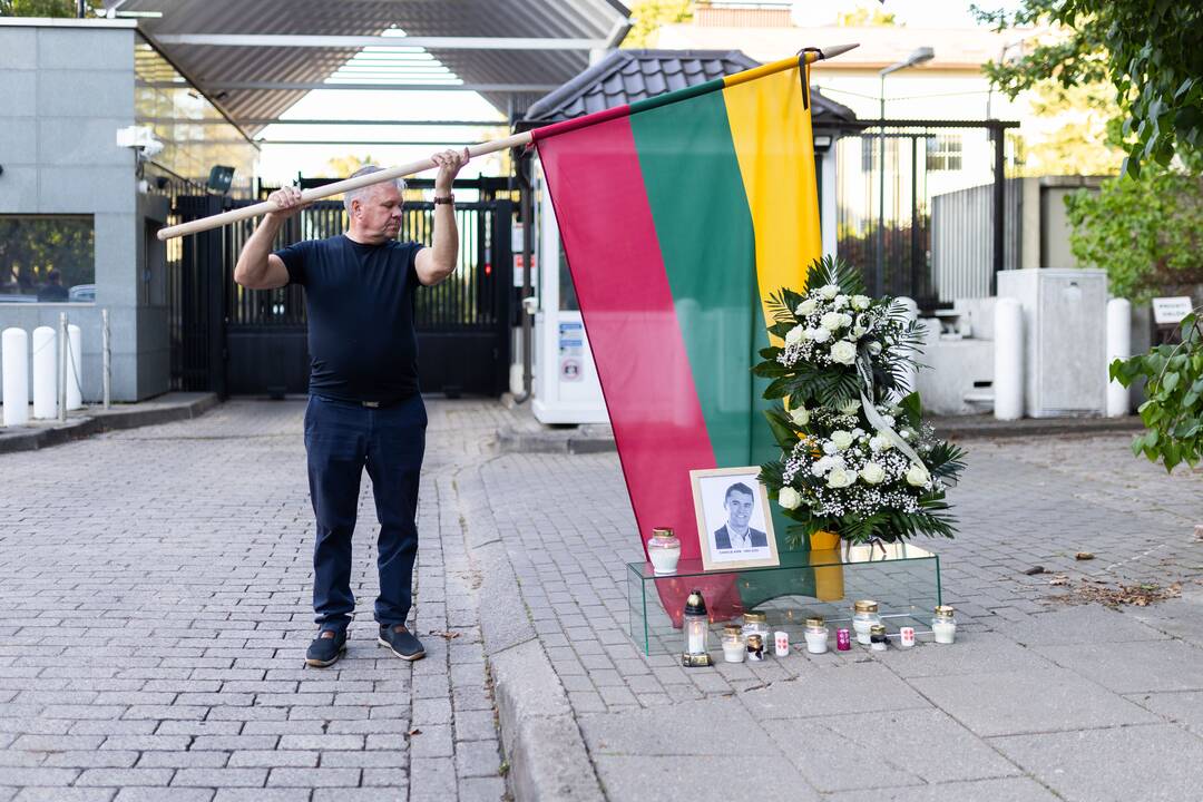 Pusšimtis žmonių Vilniuje pagerbė Charlie Kirką