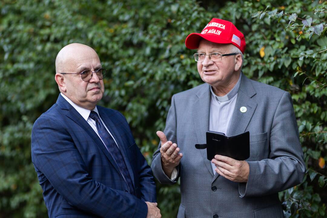 Pusšimtis žmonių Vilniuje pagerbė Charlie Kirką