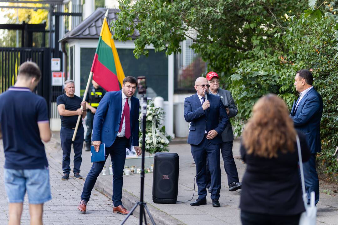 Pusšimtis žmonių Vilniuje pagerbė Charlie Kirką