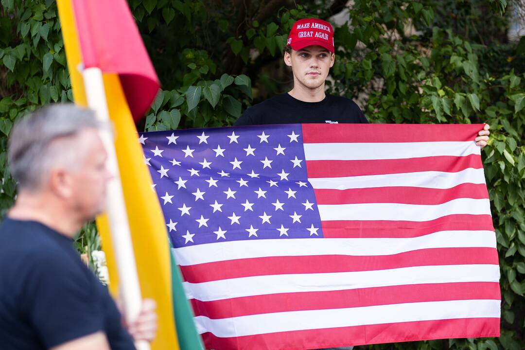 Pusšimtis žmonių Vilniuje pagerbė Charlie Kirką