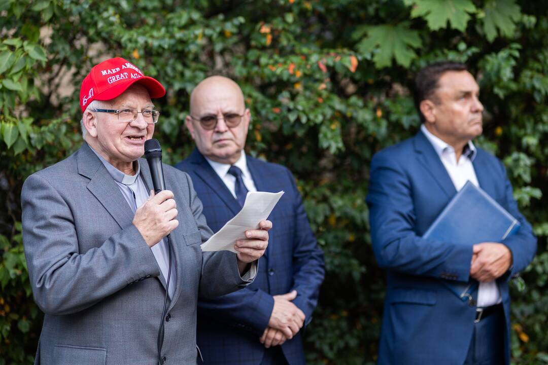 Pusšimtis žmonių Vilniuje pagerbė Charlie Kirką