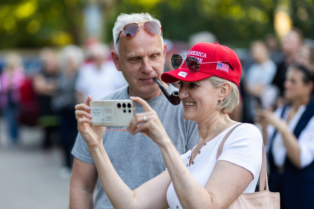 Pusšimtis žmonių Vilniuje pagerbė Charlie Kirką