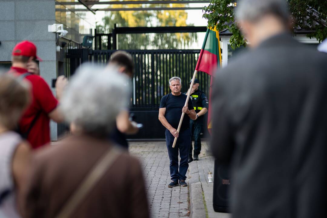 Pusšimtis žmonių Vilniuje pagerbė Charlie Kirką