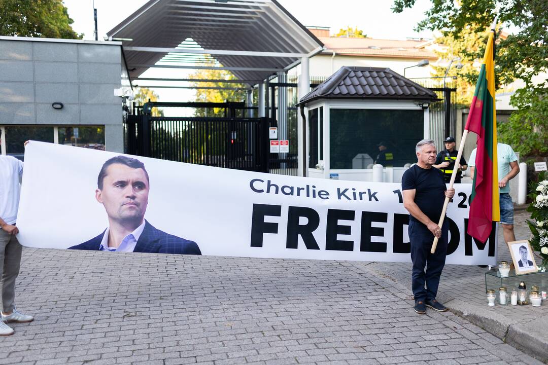 Pusšimtis žmonių Vilniuje pagerbė Charlie Kirką