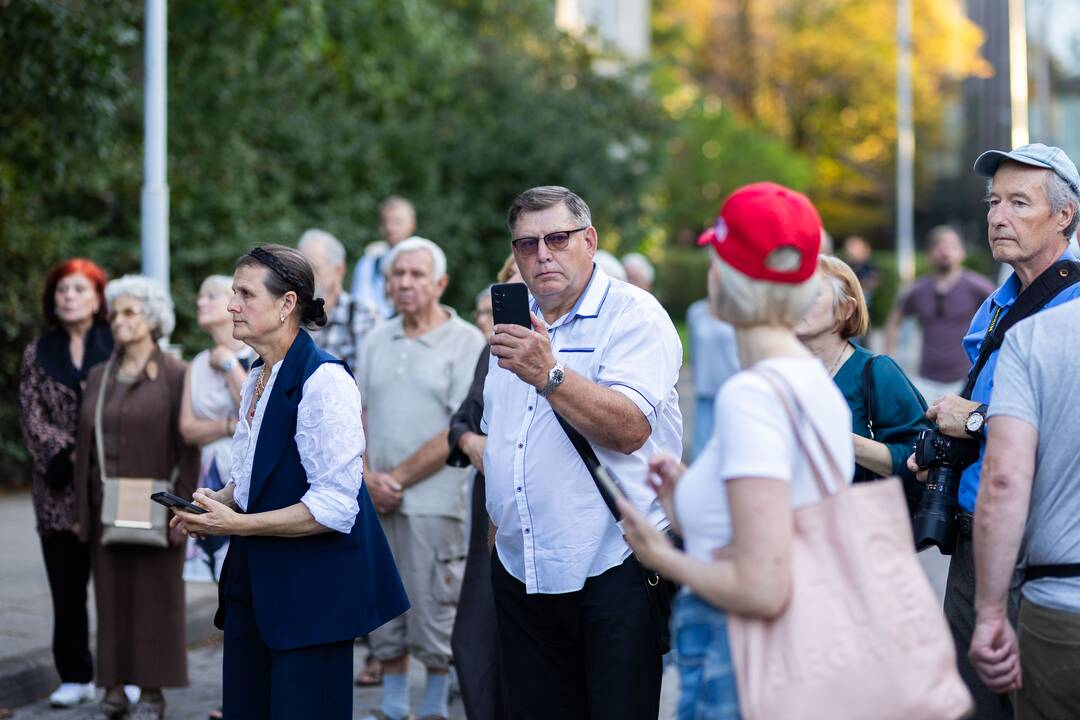 Pusšimtis žmonių Vilniuje pagerbė Charlie Kirką