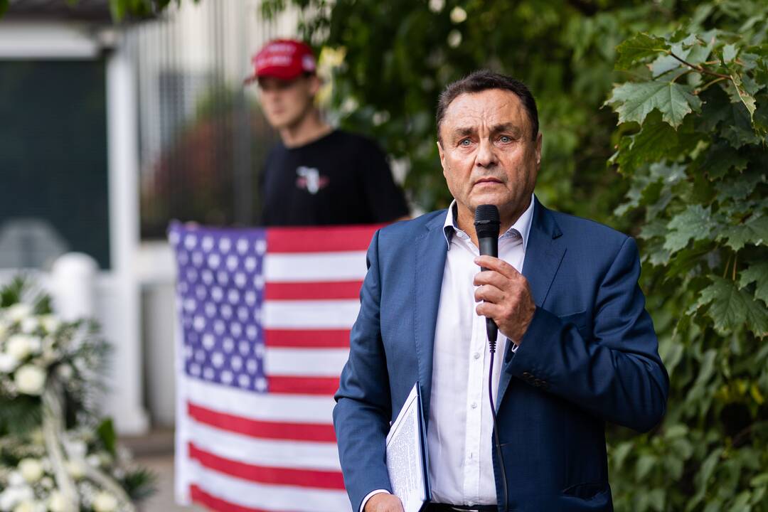 Pusšimtis žmonių Vilniuje pagerbė Charlie Kirką