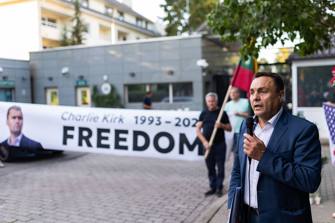 Pusšimtis žmonių Vilniuje pagerbė Charlie Kirką