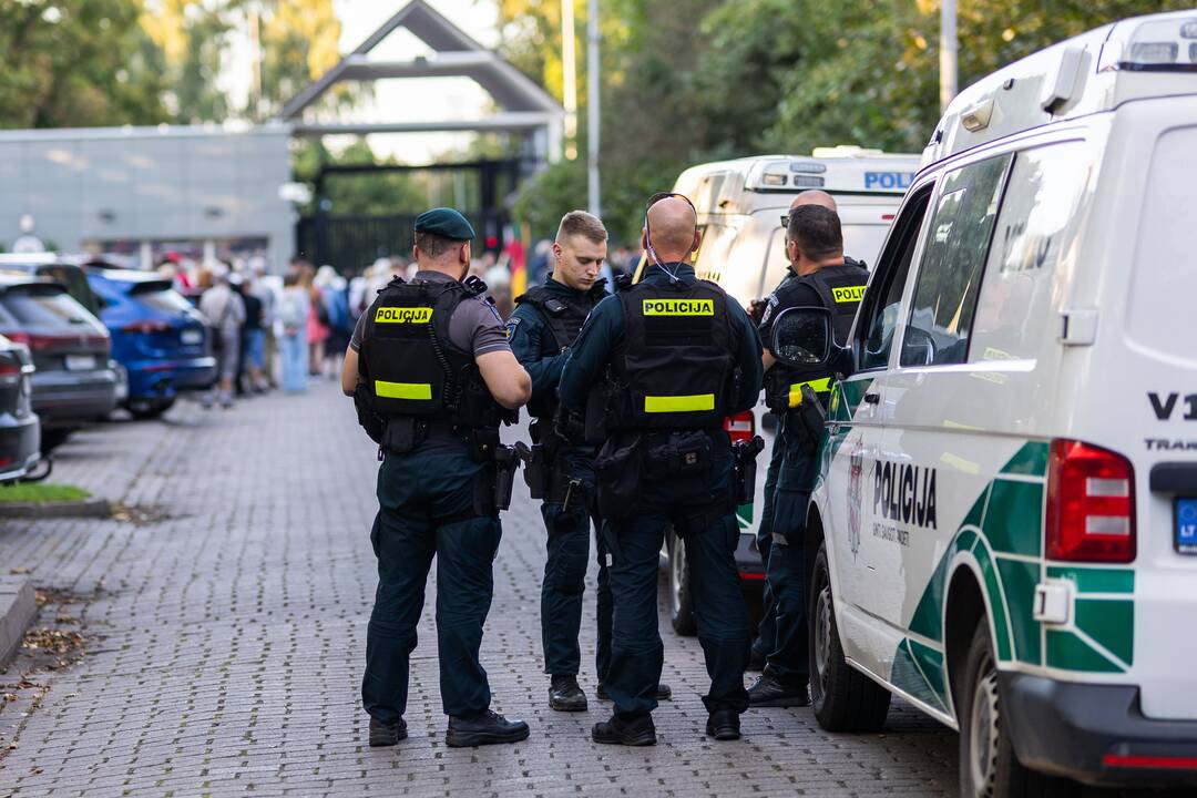 Pusšimtis žmonių Vilniuje pagerbė Charlie Kirką