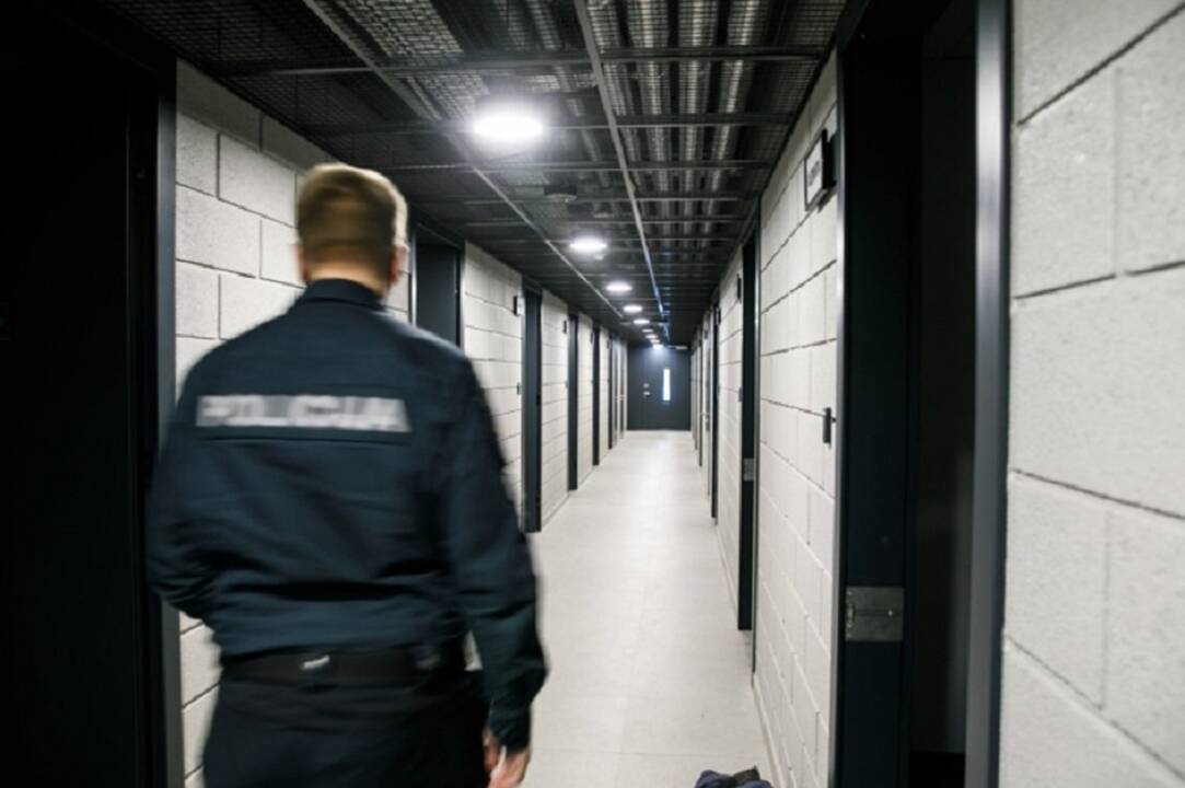 Policijos sulaikoma moteris nagais apdraskė pareigūno veidą