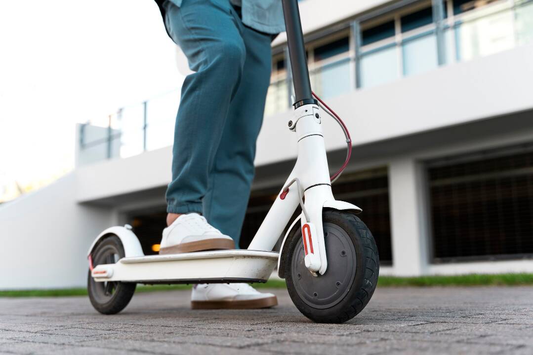 Vilniaus rajone automobilis partrenkė paspirtuku važiavusį paauglį