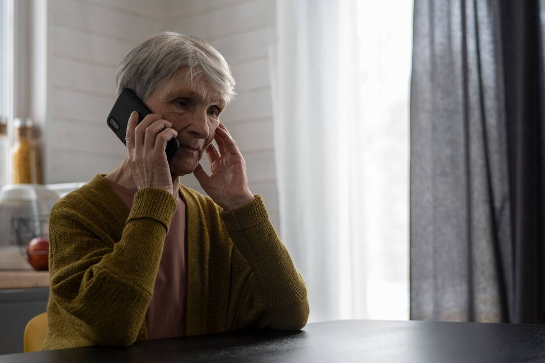 Atsiliepusi telefonu moteris pasigailėjo: skambučio kaina – 15 tūkst. eurų