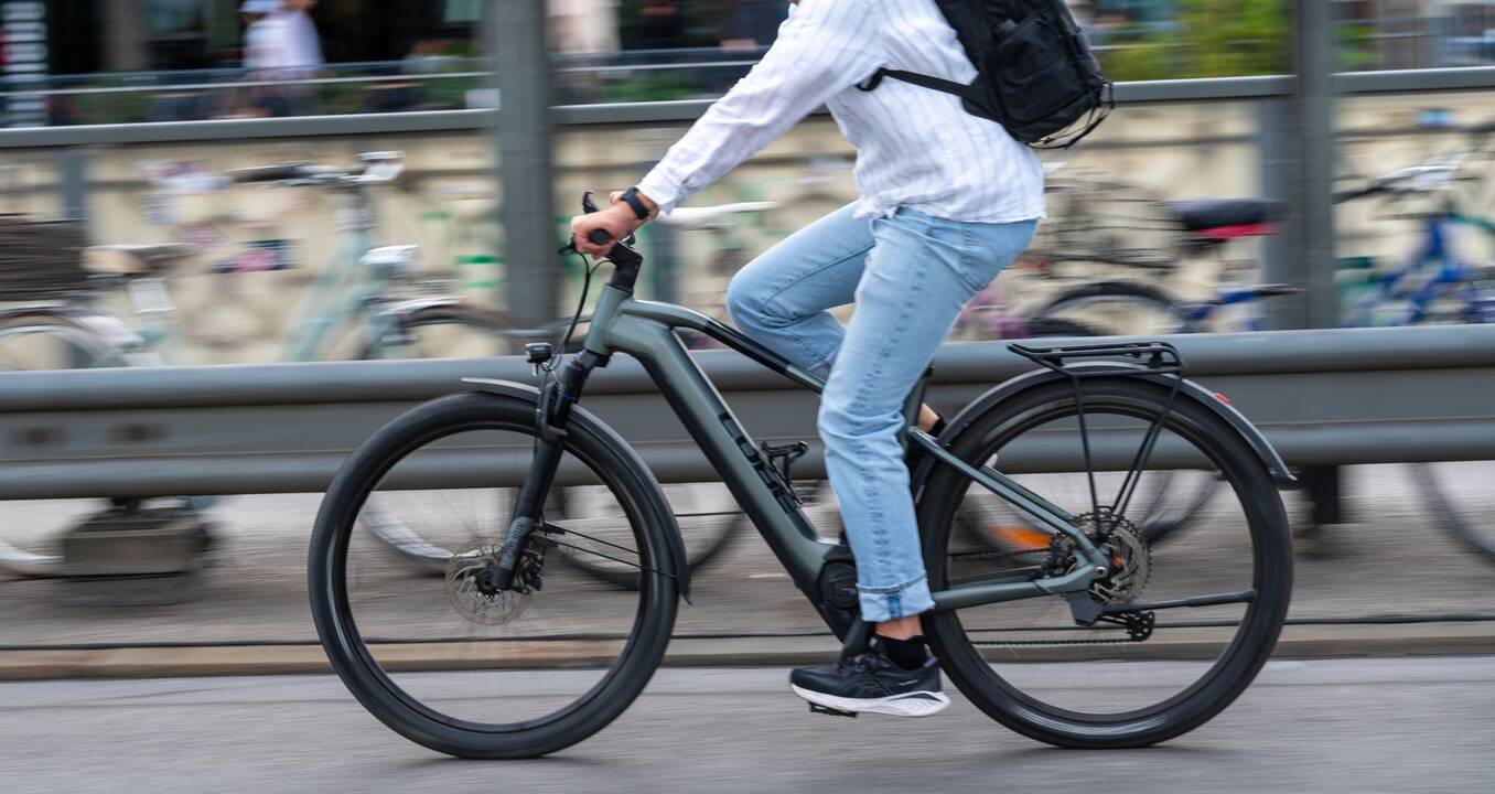 Per masinį lenktyniavusių dviratininkų susidūrimą sužeista iki 70 žmonių