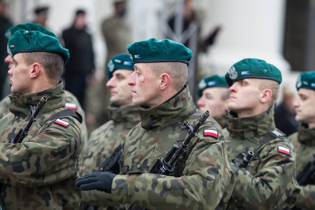 Prieš „Zapad“ pratybas Lenkija prie sienos siunčia 40 tūkst. karių