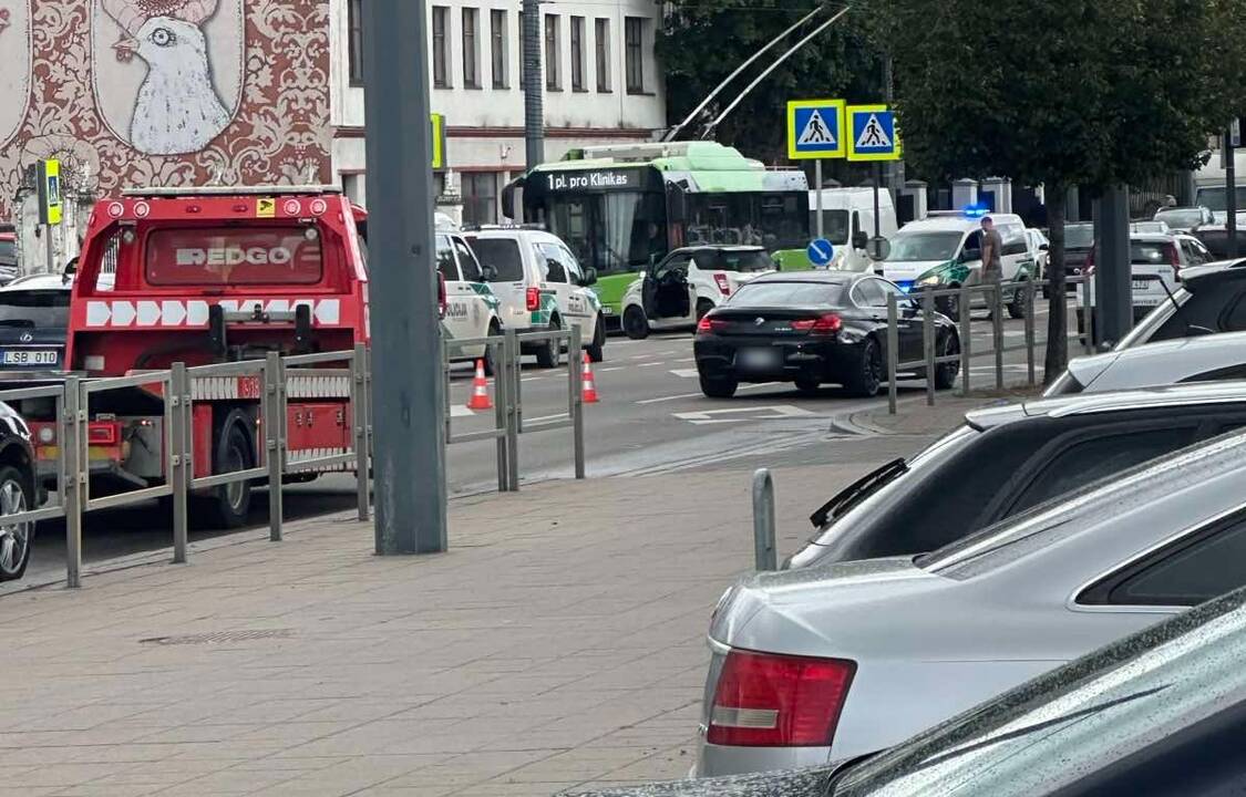 Šančiuose „Toyota Prius“ rėžėsi į mažąjį automobilį: po smūgio šis – į dvi pėsčiąsias