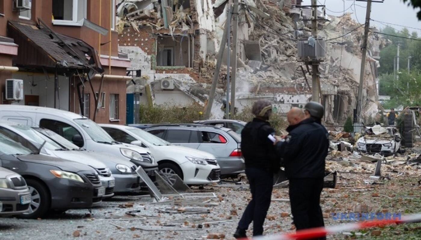 Per Rusijos ataką Kyjive raketos fragmentas apgadino Lenkijos ambasados pastatą