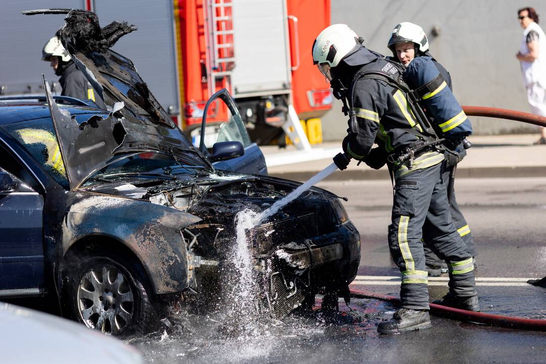Naktį daugiabučio kieme susprogdintas automobilis