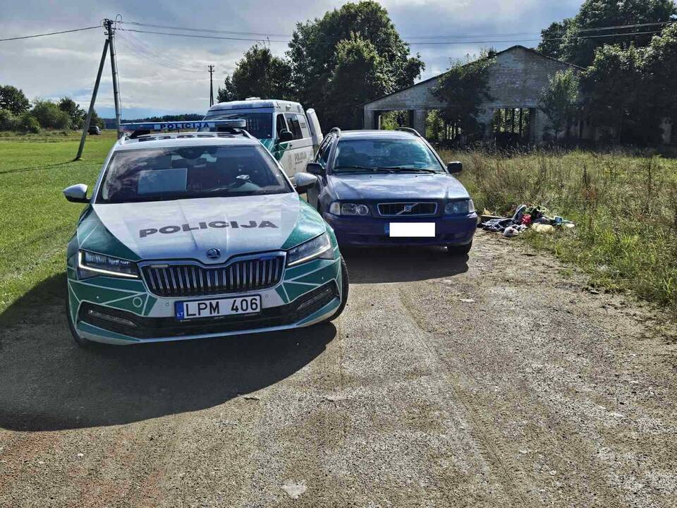 Girtutėlio vairuotojo gaudynės: manevravo per visą kelio plotį, bet nestojo