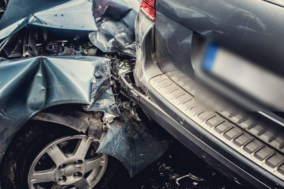 Sugriuvusio autoserviso byla: savininkai turės atlyginti žalą už apgadintus automobilius