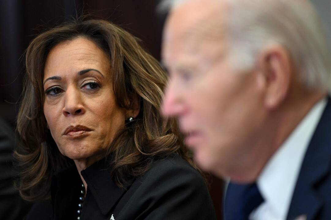 Kamala Harris memuaruose teigia, kad nereikėjo Joe Bidenui leisti antrą kartą kandidatuoti