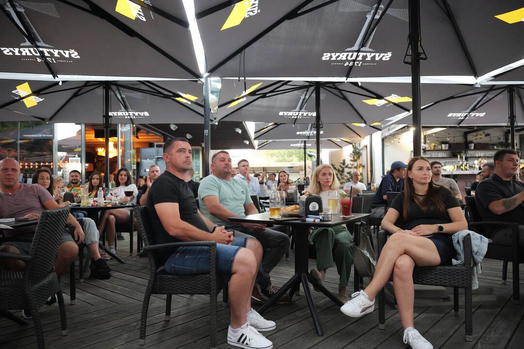 Krepšinio sirgaliai laukia pergalės