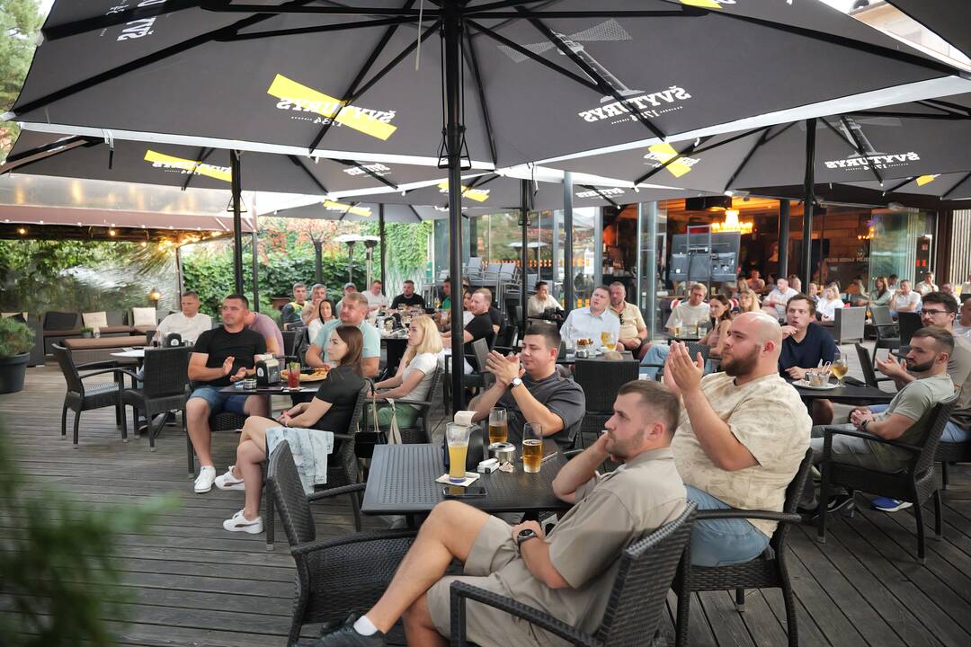 Krepšinio sirgaliai laukia pergalės