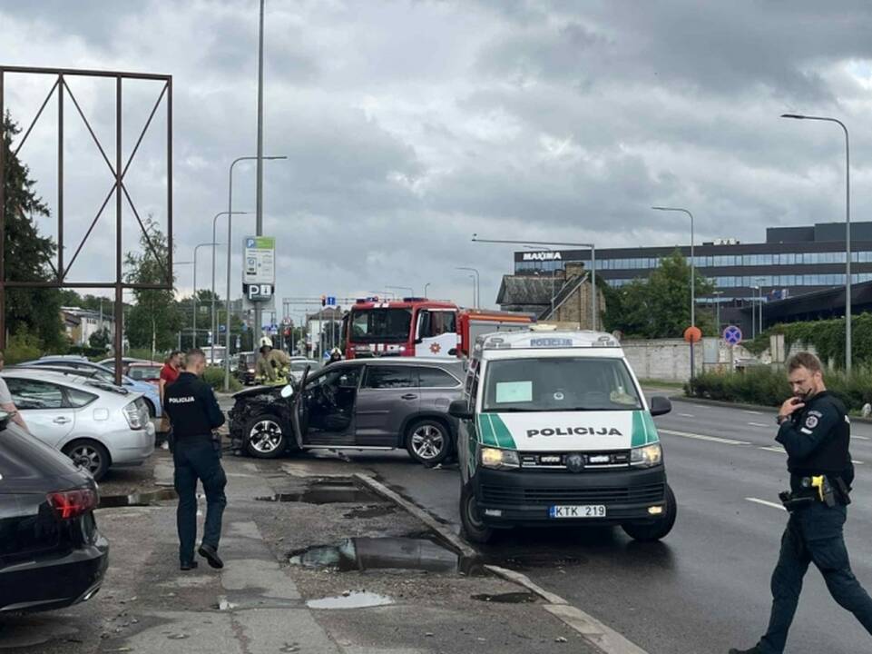 Švenčionių rajone į remontuojamo kelio duobę įvažiavo automobilis, nukentėjo trys jaunuoliai
