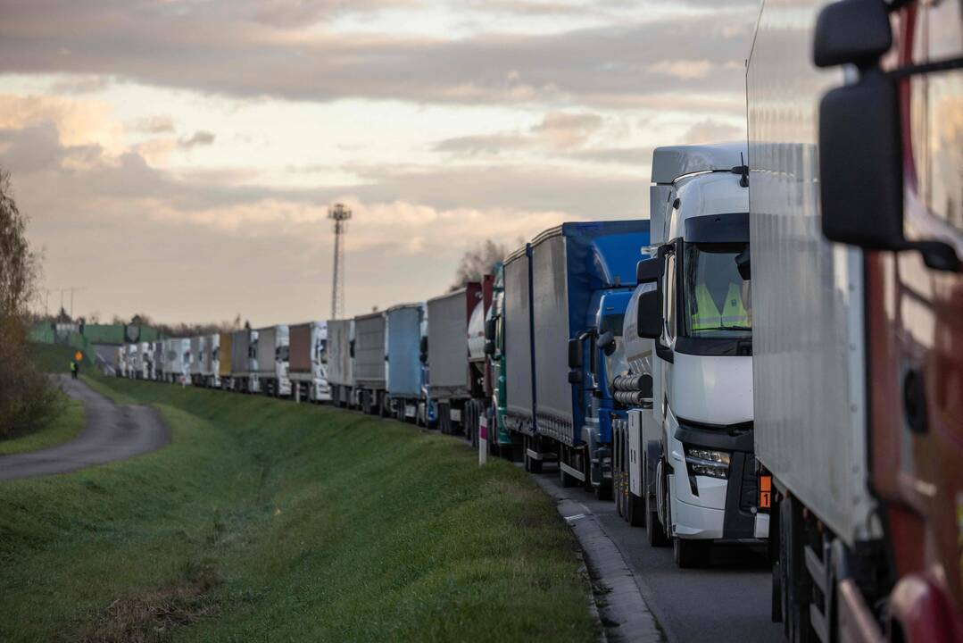 Lenkijai uždarius pasienį su Baltarusija – didesnės vilkikų eilės Lietuvoje?